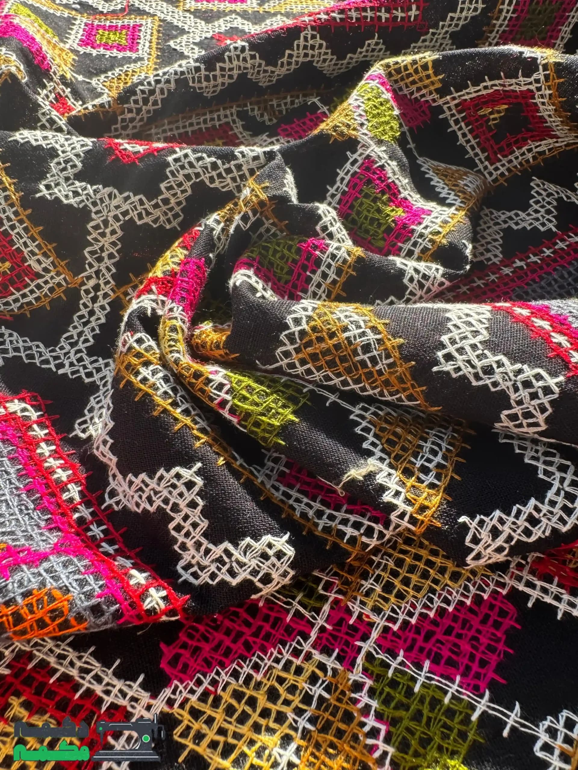 پارچه لینن شماره دوزی مشکی با نقوش کرم صورتی — تصویر ۳