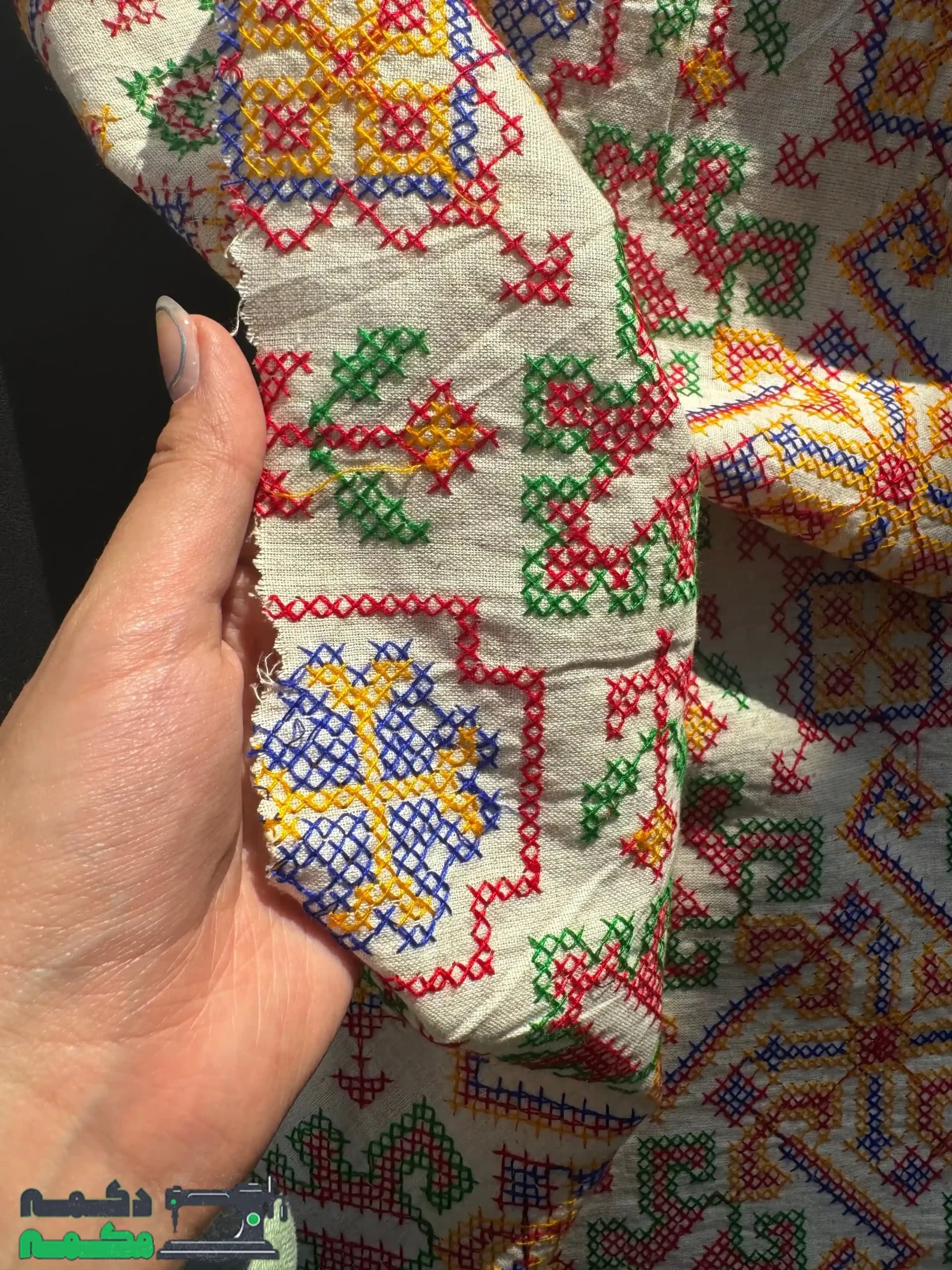 پارچه لینن شماره دوزی کرم با نقوش ابی و نارنجی — تصویر ۴