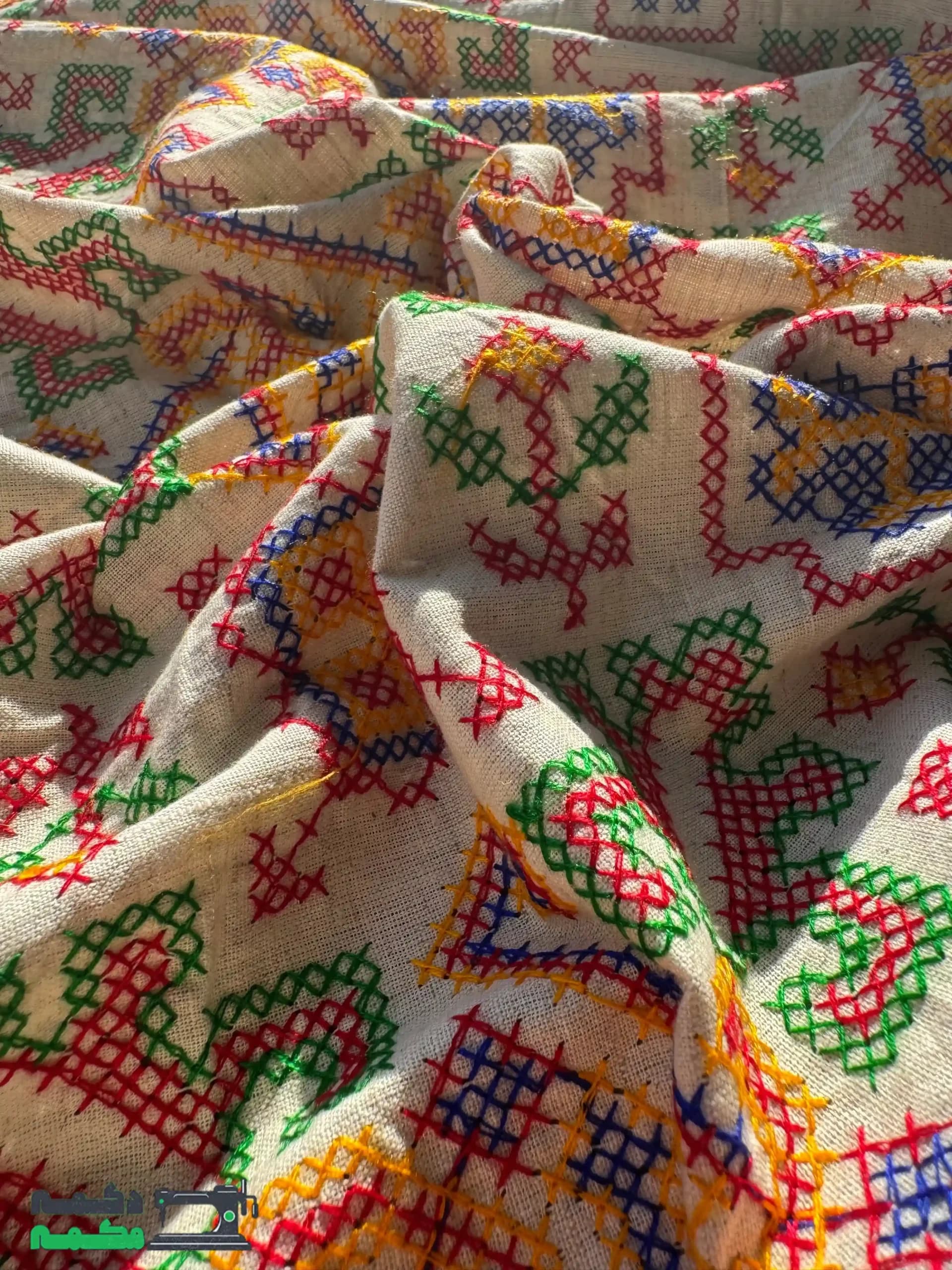 پارچه لینن شماره دوزی کرم با نقوش ابی و نارنجی — تصویر ۳