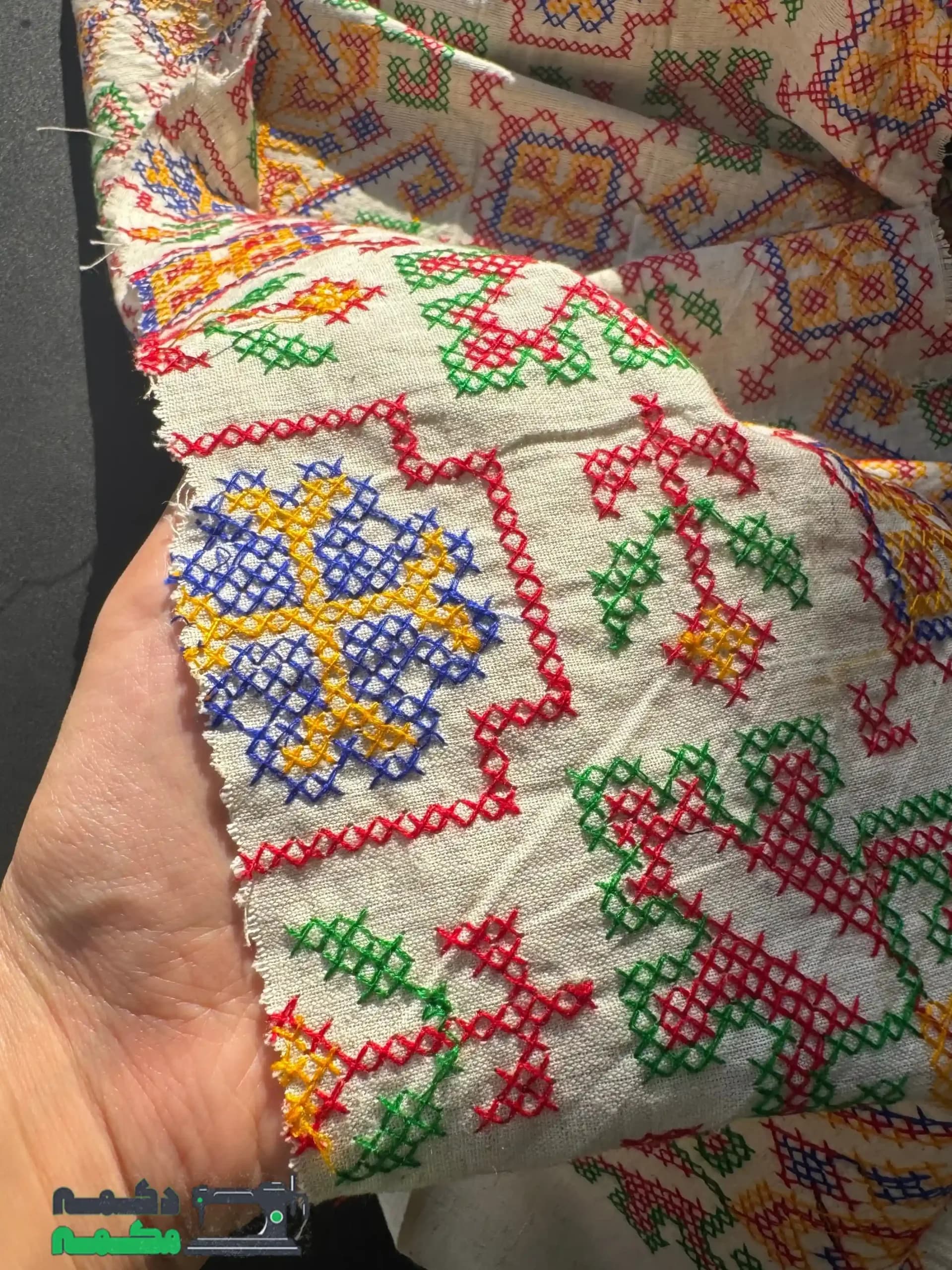 پارچه لینن شماره دوزی کرم با نقوش ابی و نارنجی — تصویر ۵