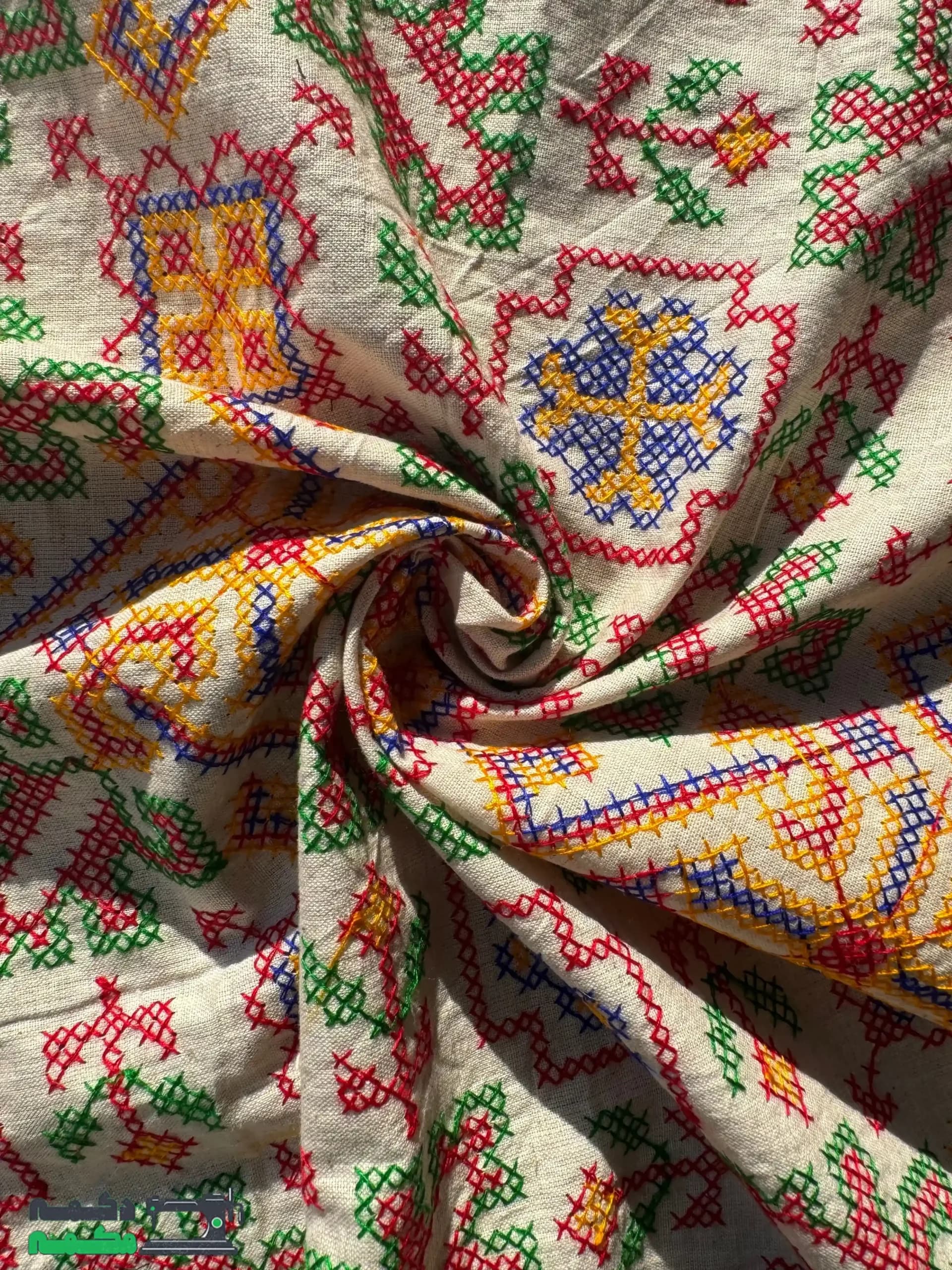 پارچه لینن شماره دوزی کرم با نقوش ابی و نارنجی — تصویر ۲