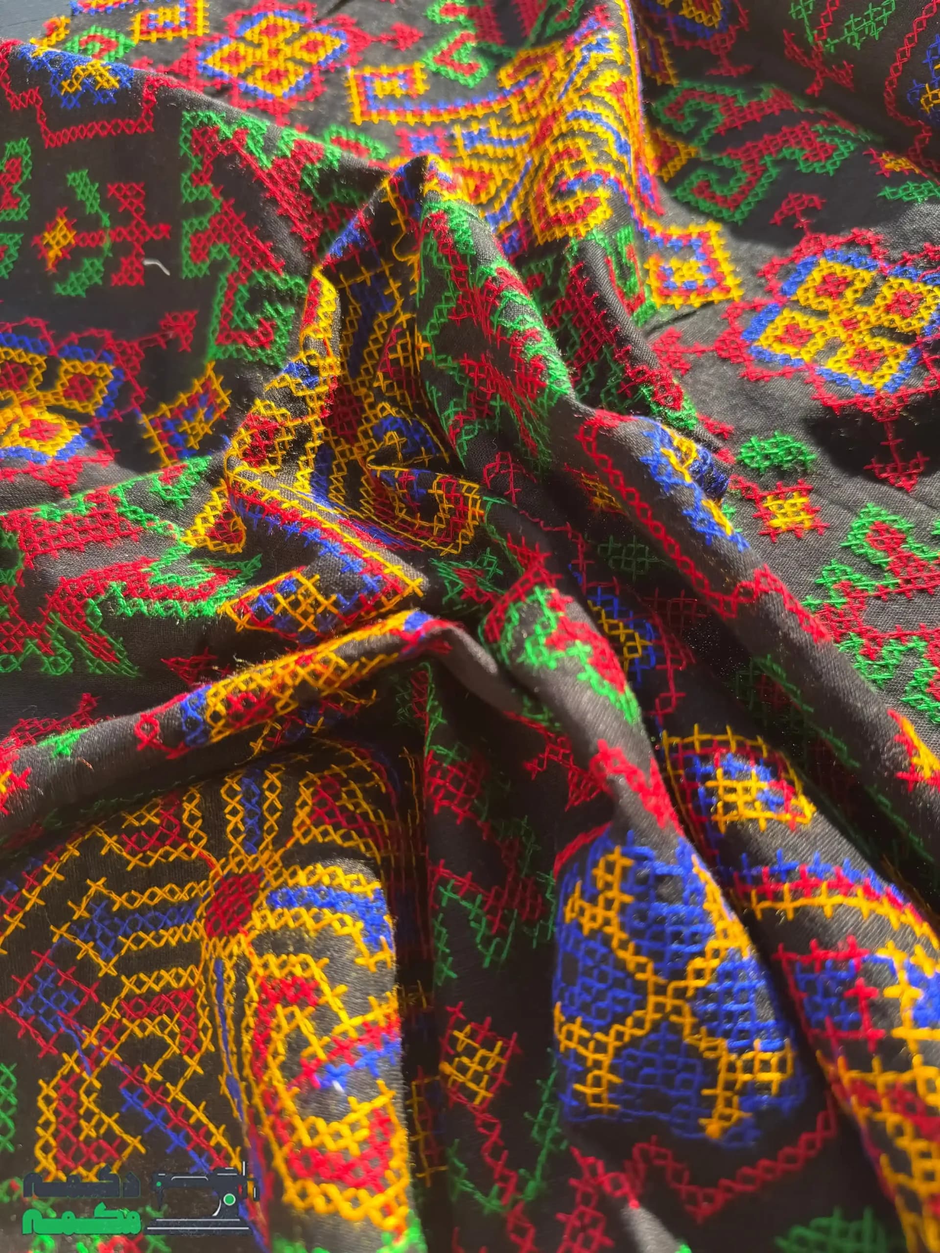 پارچه لینن شماره دوزی مشکی با نقوش چند رنگ — تصویر ۳