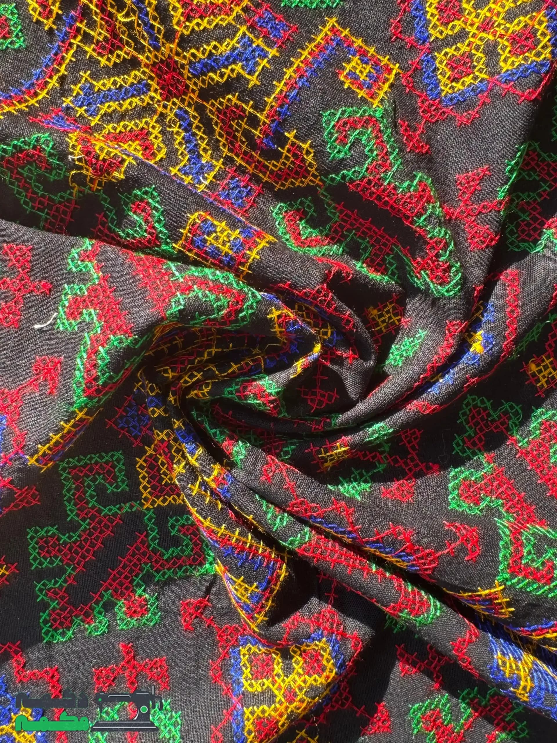 پارچه لینن شماره دوزی مشکی با نقوش چند رنگ — تصویر ۲