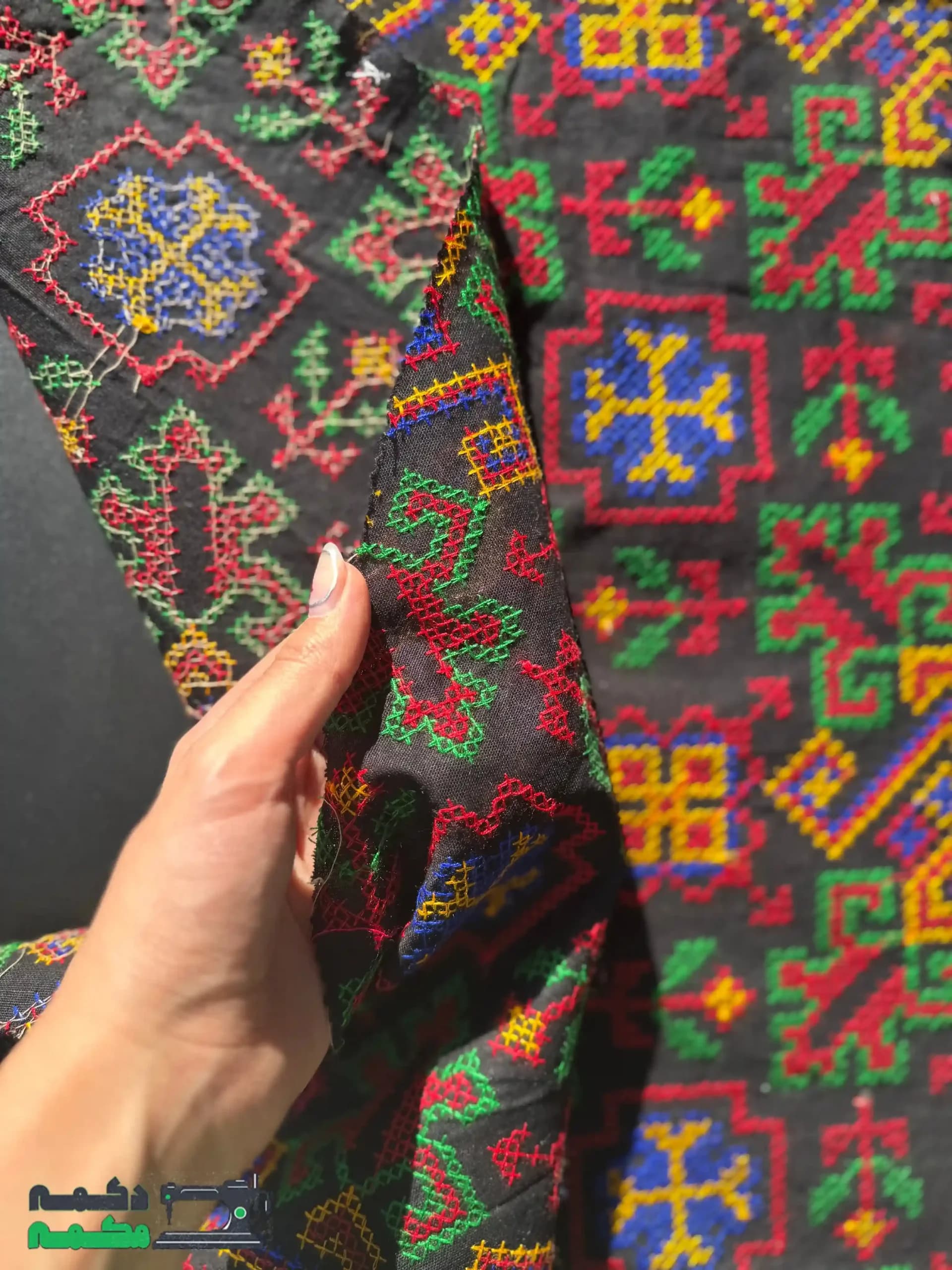 پارچه لینن شماره دوزی مشکی با نقوش چند رنگ — تصویر ۴