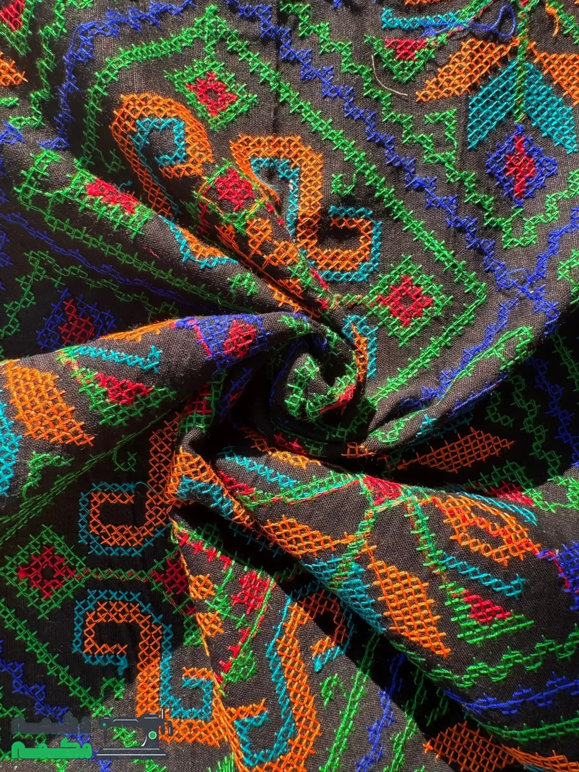 پارچه لینن شماره دوزی مشکی با نقوش سبز نارنجی — تصویر ۲