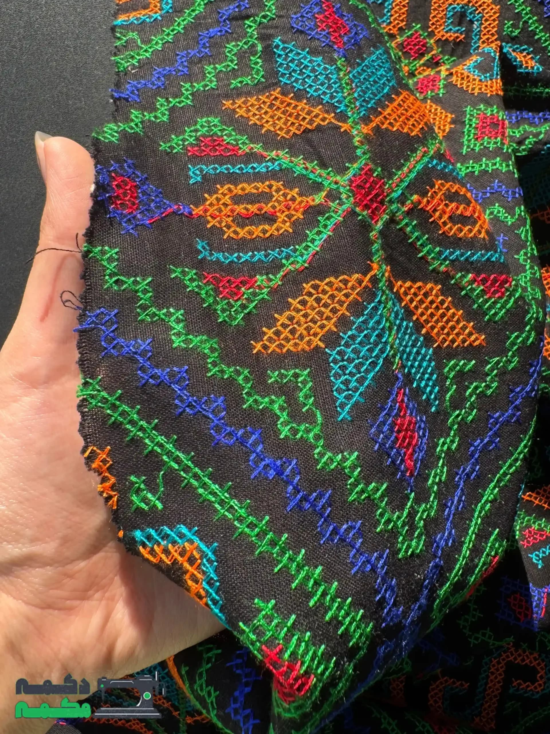 پارچه لینن شماره دوزی مشکی با نقوش سبز نارنجی — تصویر ۴