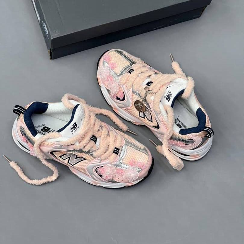 کفش نیو بالانس ۵۳۰ کاستوم صورتی گلدار New Balance 530 Custom Pink Floral — تصویر ۲