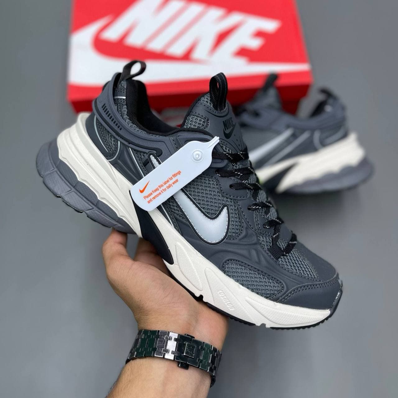 کفش نایک وومرو ۵ طوسی Nike Vomero 5 Gray — تصویر ۲