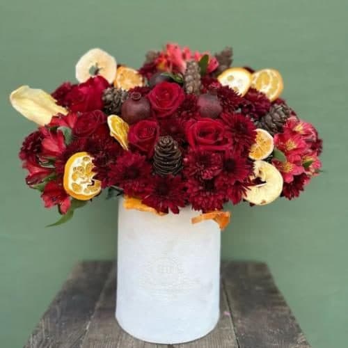 باکس گل شب یلدا برای شوهر با گلهای رنگارنگ و میوه 5078