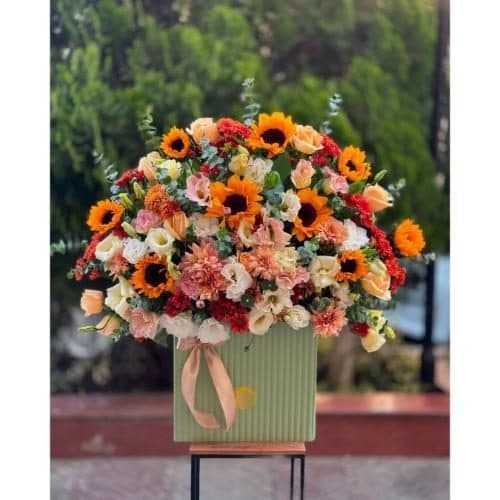 سبد گل شب یلدا برای پسر و دختر با گل‌های رز و لیسینتوس 5072