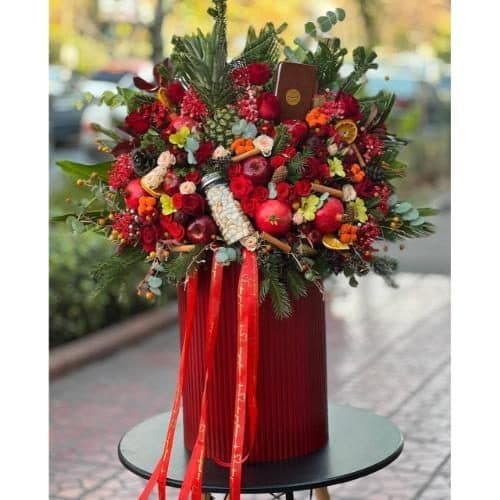 سبد گل شب یلدا با گل‌های نرگس برای مادر بزرگ 5038