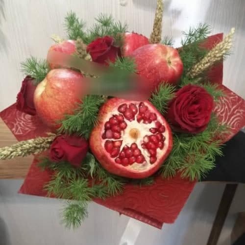 سبد گل شب یلدا با گل‌های رز مینیاتوری و گل‌های بهاری 5021