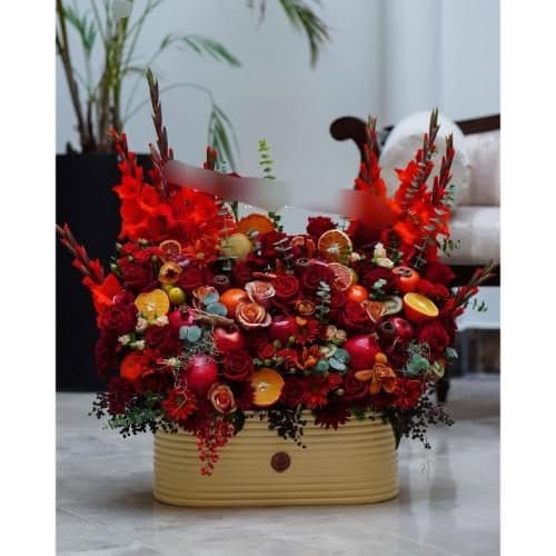 سبد گل شب یلدا با گل‌های داودی و میوه‌های تازه به همراه خرما و انجیر 5010 — تصویر ۲