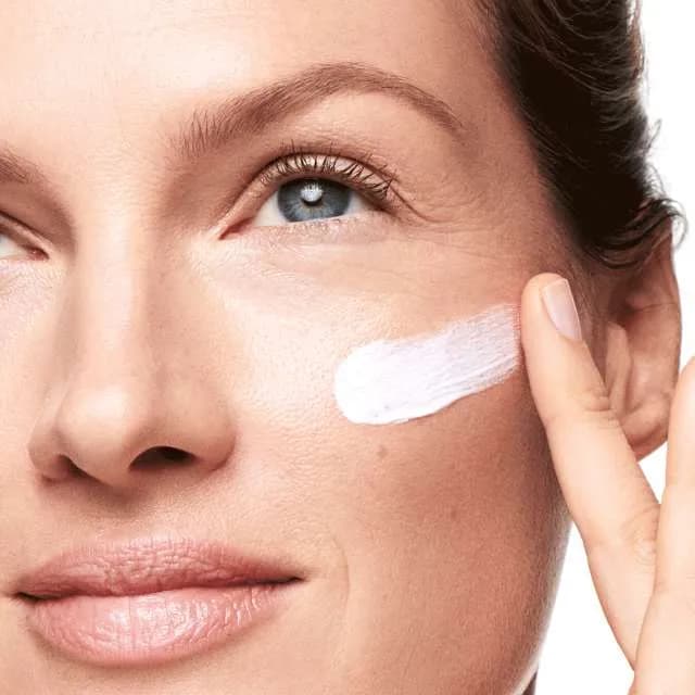 کرم روز ضدپیری و محافظت کننده و آبرسان پوست اپتیمالز با SPF15 — تصویر ۴
