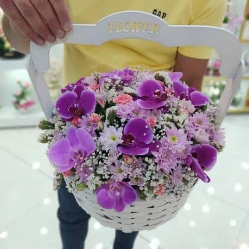 سبد گل شب یلدا با گل‌های رز و میوه‌های انار و خرما برای پسر 4990