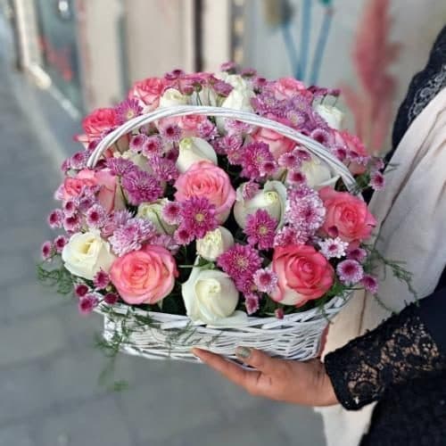 سبد گل شب یلدا برای مادر با گل‌های لیسینتوس و تنقلات شب یلدا 4989