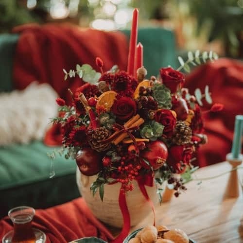 سبد گل شب یلدا برای دوستان با گلهای رز مینیاتوری و میوههای فصل 4986