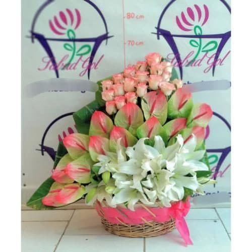 سبد گل شب یلدا برای آشنایان با گل‌های لیسینتوس و آجیل 4982