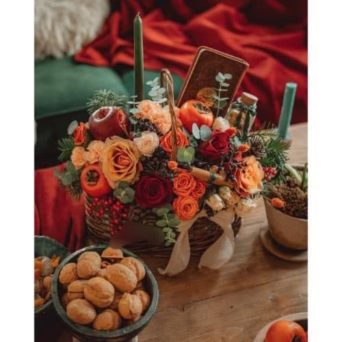 سبد گل شب یلدا برای دوستان با گلهای رز مینیاتوری و آجیل خوشمزه 4980