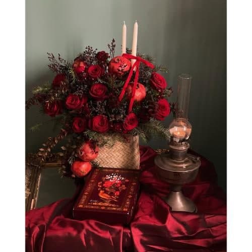 سبد گل شب یلدا برای اعضای فامیل با گل‌های نرگس و تنقلات خوشمزه 4966