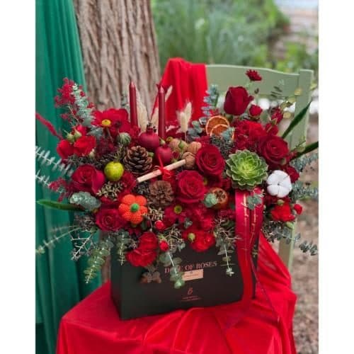 باکس گل شب یلدا برای کارمند با گل‌های رز و میوه‌های خشک و خوشمزه 4963