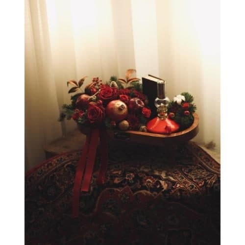 باکس گل شب یلدا برای کارمند با گل‌های رز و میوه‌های فصل 4952 — تصویر ۲