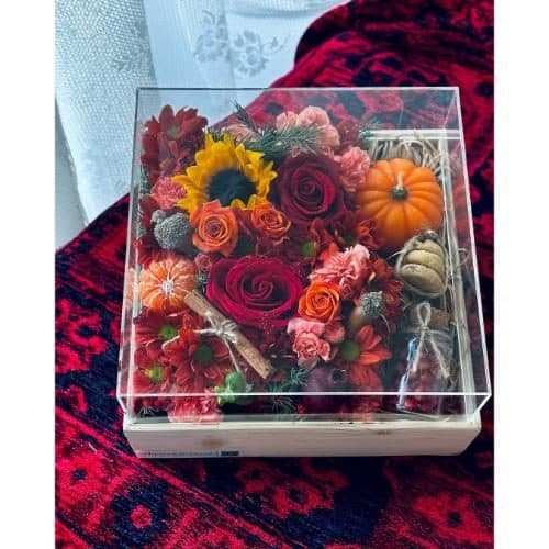 باکس گل شب یلدا برای هدیه به همسر با گل‌های رز و میوه‌های بهاری 4946 — تصویر ۲
