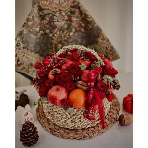 باکس گل شب یلدا برای هدیه به مادر با گل‌های رز و گل‌های شاداب 4927 — تصویر ۲