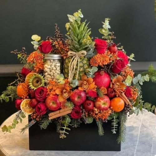 باکس گل شب یلدا با گل‌های رز و لیسینتوس برای مادر 4923