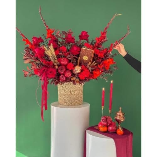 باکس گل شب یلدا برای دختر با گل‌های مینیاتوری و گل رز 4910