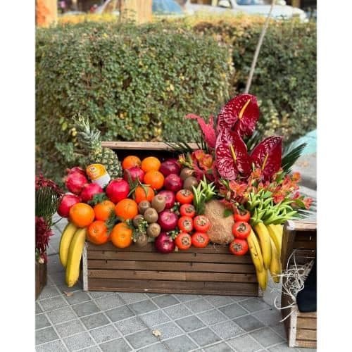 باکس گل شب یلدا برای هدیه به شوهر با گل‌های رز و آجیل 4906 — تصویر ۲