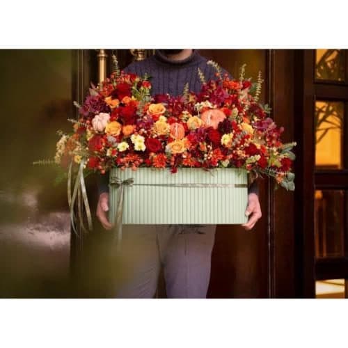 باکس گل شب یلدا با گل‌های نرگس و رز برای دختر 4884