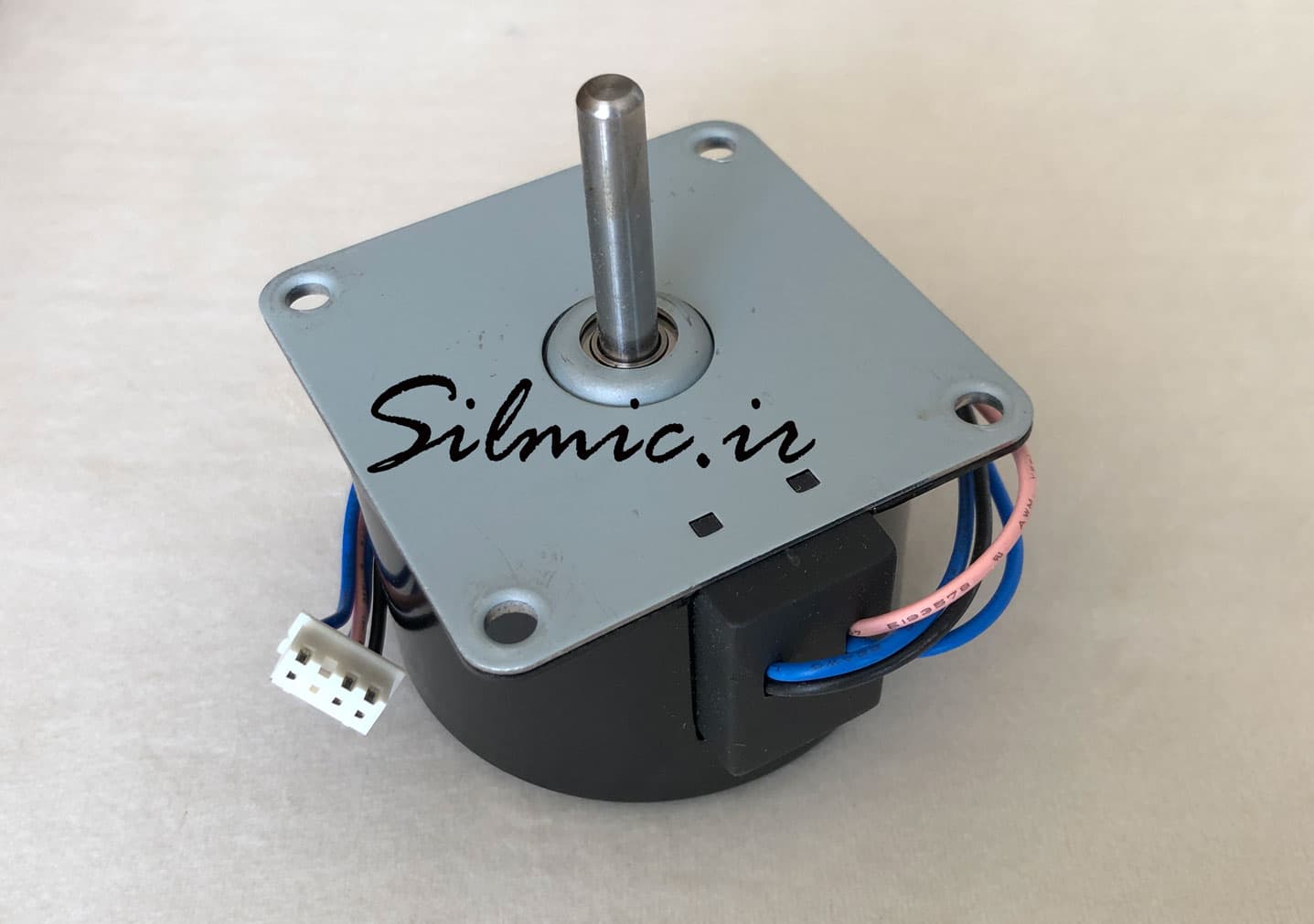 استپ موتور 300rpm با توان 10 وات ولتاژ 110vac و ظرفیت خازنی 680 نانو LILIN — تصویر ۳
