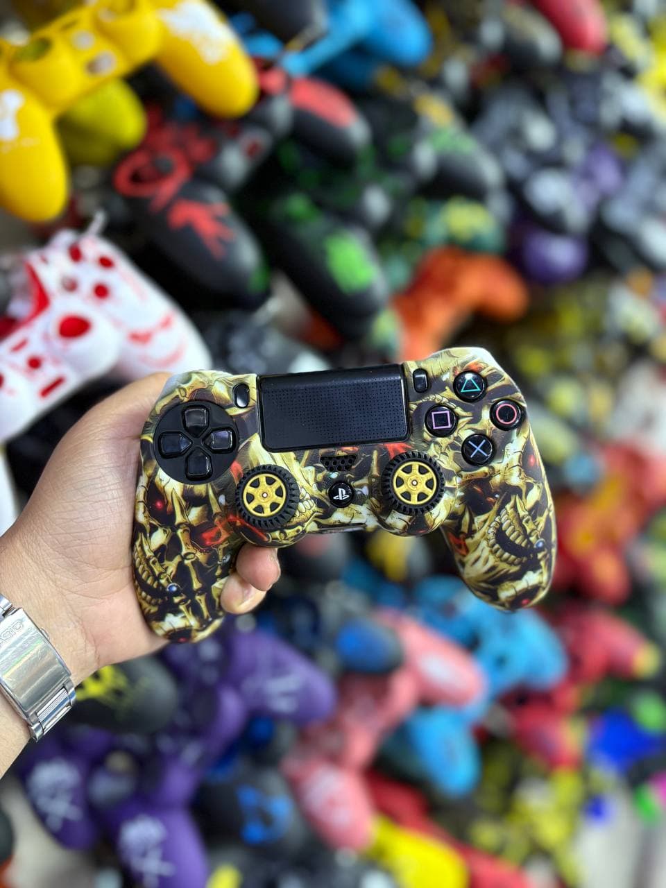 کاور دسته سیلیکونی Ps4 + دو عدد سر آنالوگ برجسته skull gold