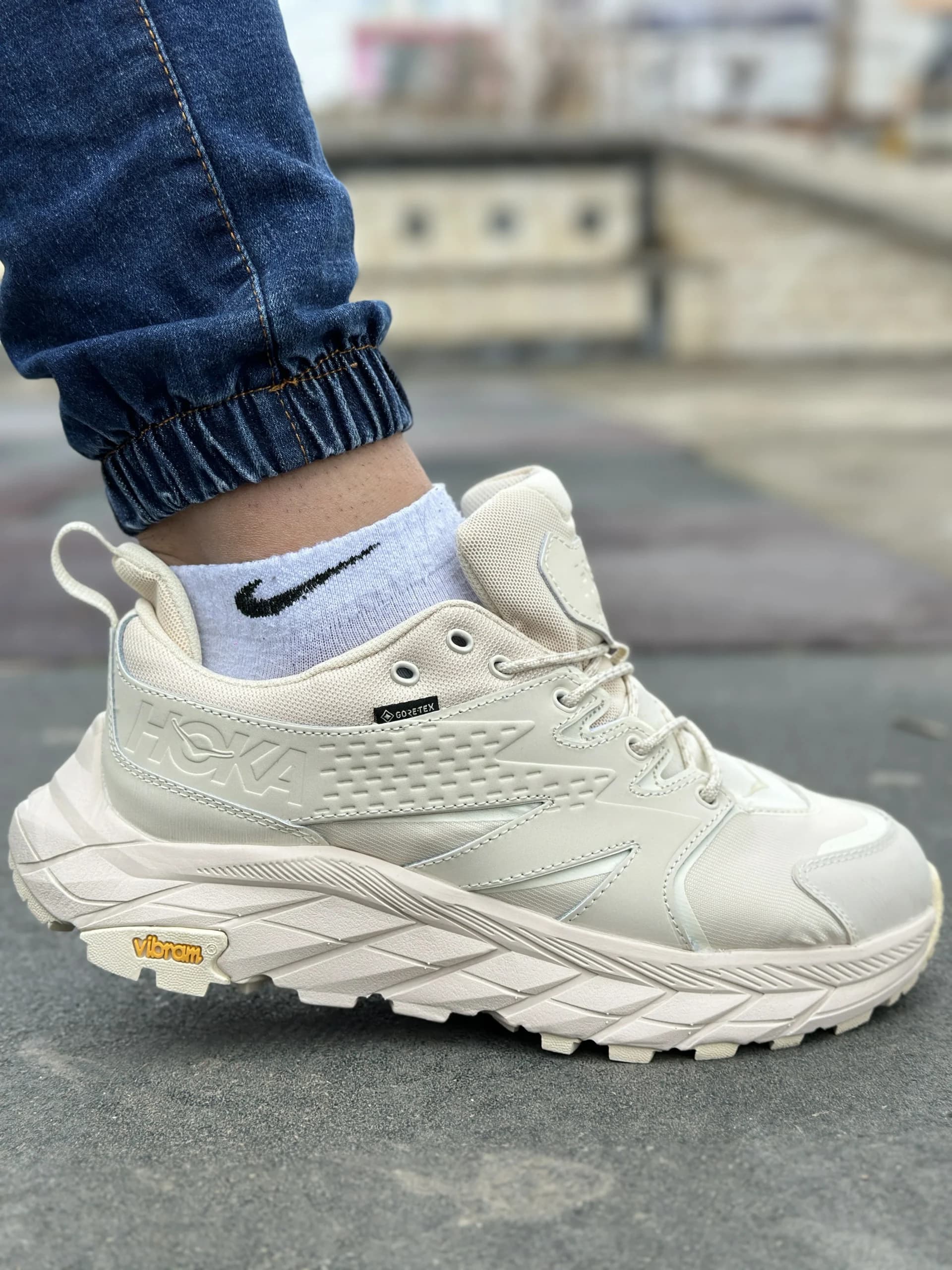 کتونی هوکا اناکاپا رنگ کرم Goretex چهار فصل مخصوص کوهنوردی