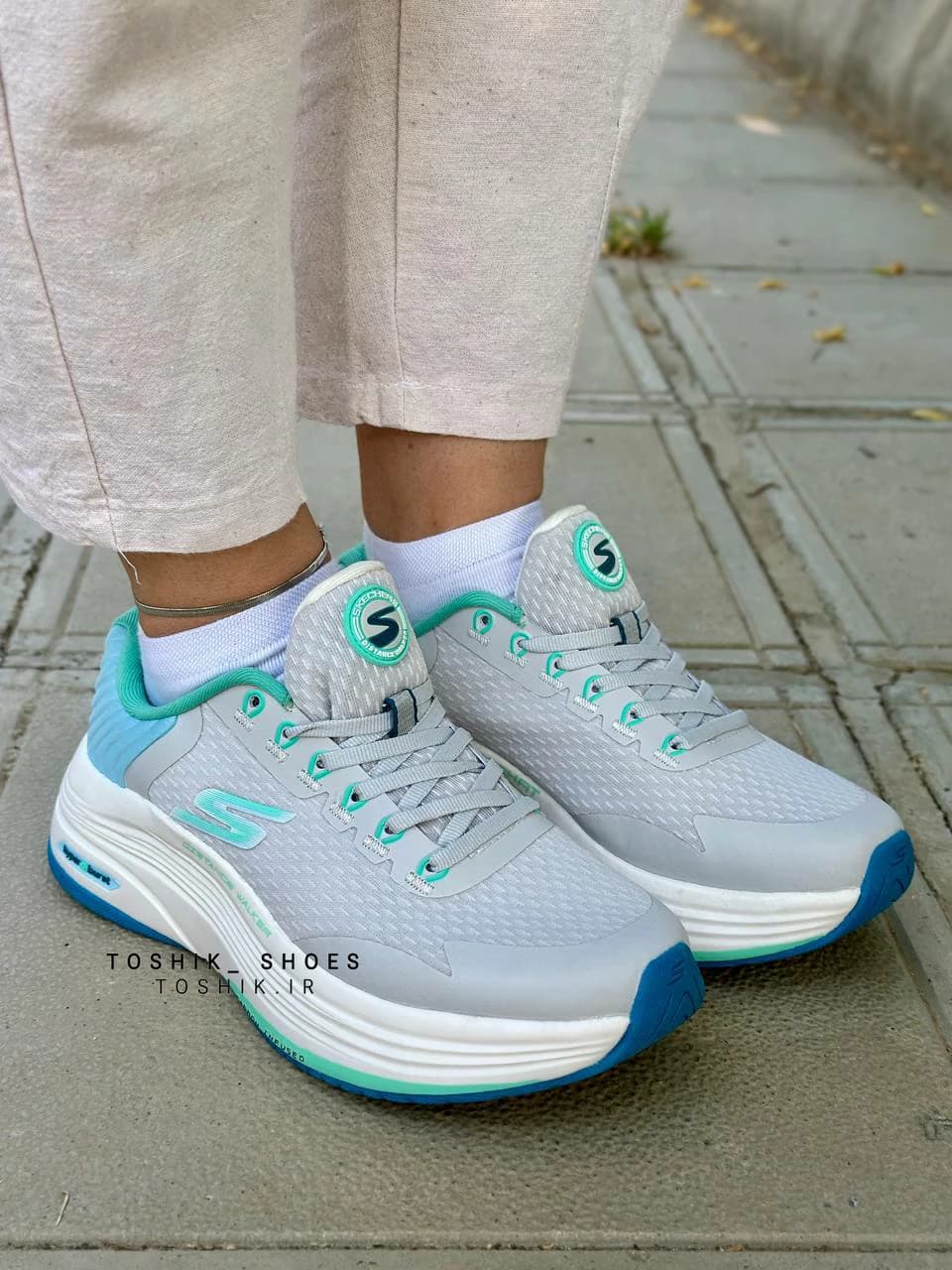 کتونی اسکیچرز DISTANCE WALKER 2023 – 4 رنگ طوسی — تصویر ۳