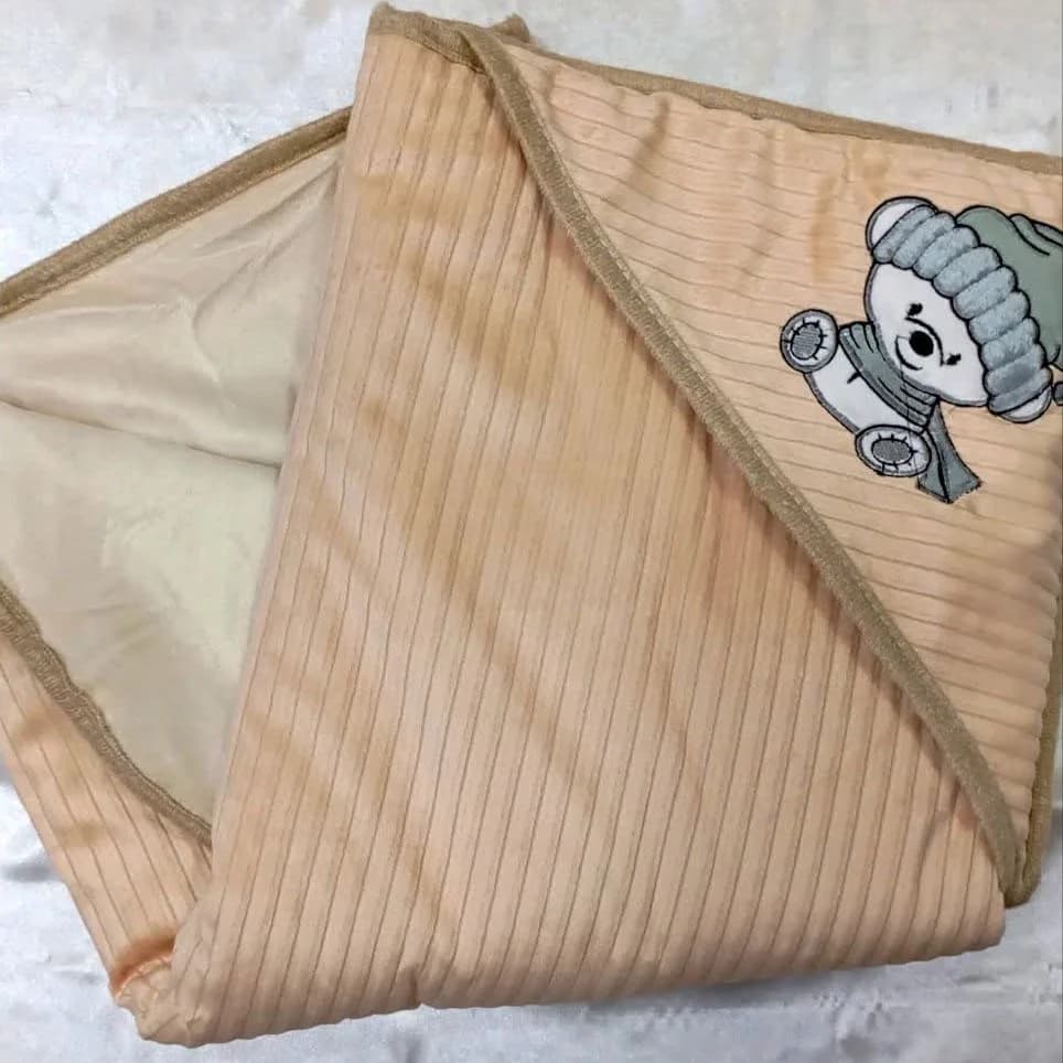 پتو دورپیچ مخمل کبریتی طرح خرس گلدوزی – کرمی