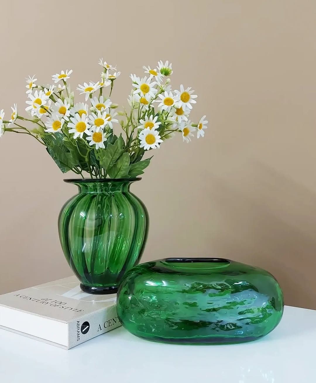 گلدان شیشه‌ای سبز زمردی همراه گل بابونه — تصویر ۲