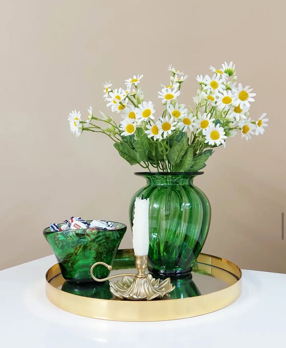 گلدان شیشه‌ای سبز زمردی همراه گل بابونه