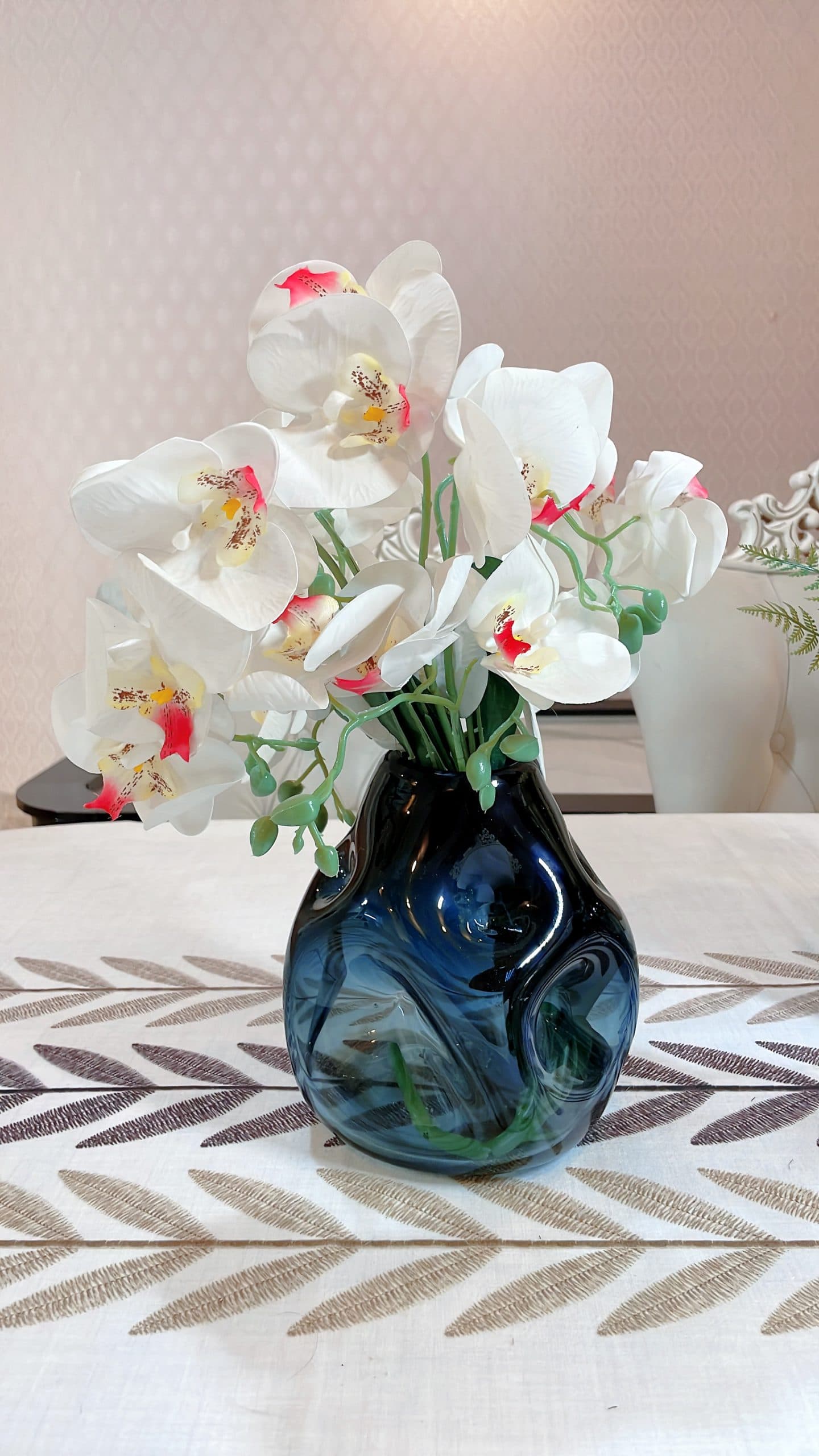گلدان شیشه‌ای یشمی براق با گل ارکیده