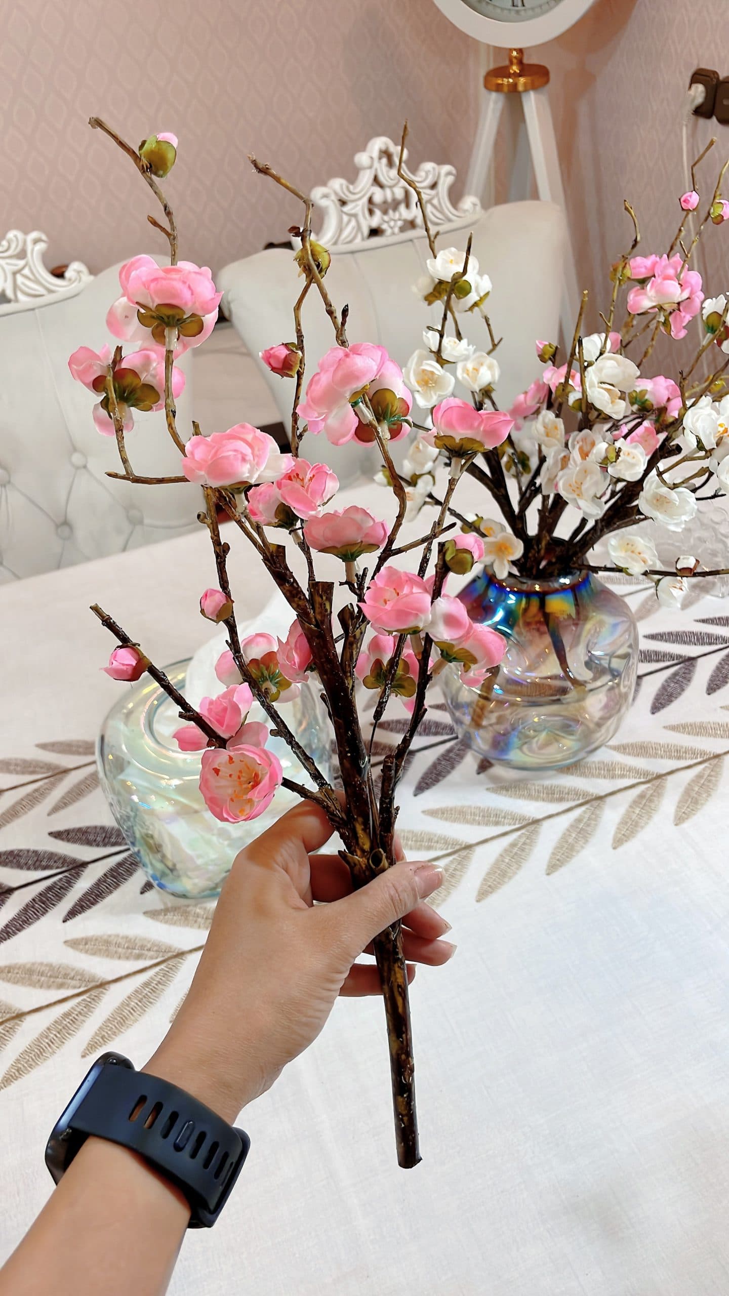 گلدان شیشه‌ای هولوگرامی بلند با گل شکوفه ژاپنی — تصویر ۳
