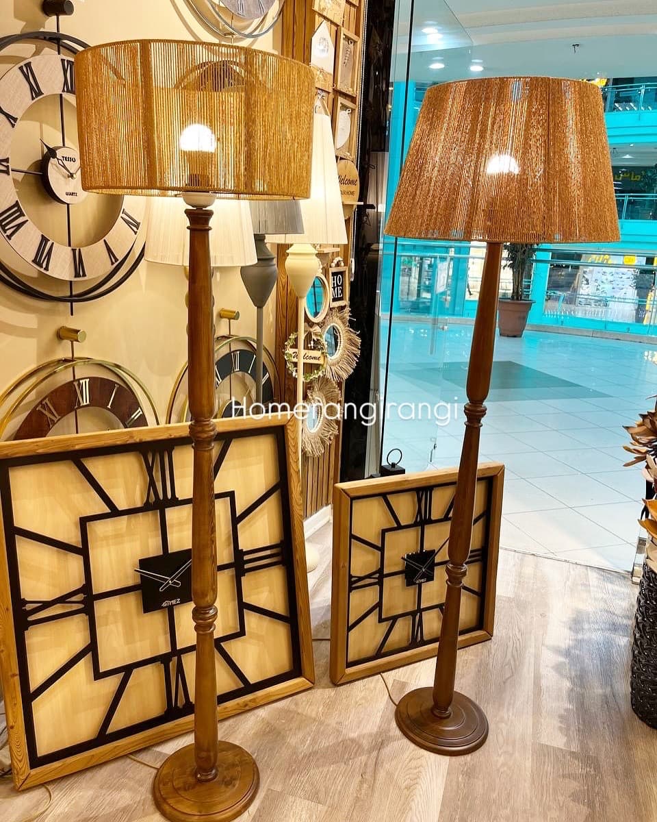 آباژور ایستاده کنار سالنی چوبی روسی نخ رافیا