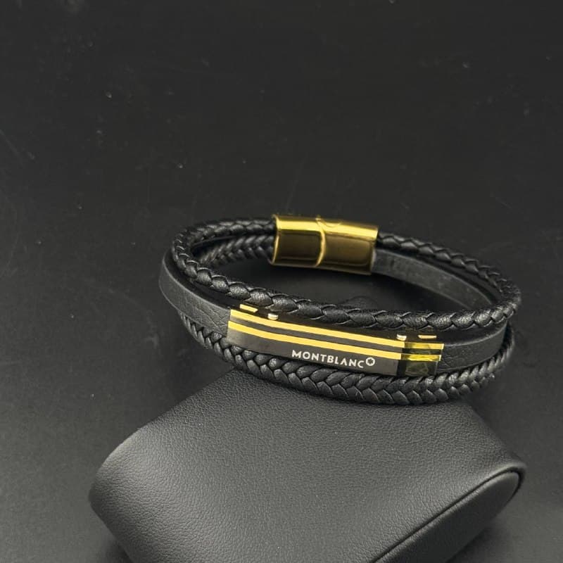 دستبند مردانه طرح مونت بلانک (Montblanc) | چرم مشکی با پلاک و قفل طلایی — تصویر ۲