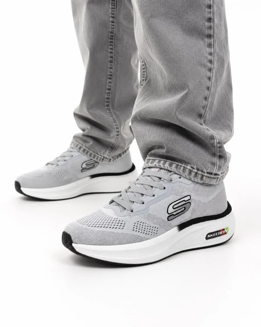 کفش کتانی بزرگ پا اسکیچرز رانینگ زیره بست طوسی SKECHERS — تصویر ۲