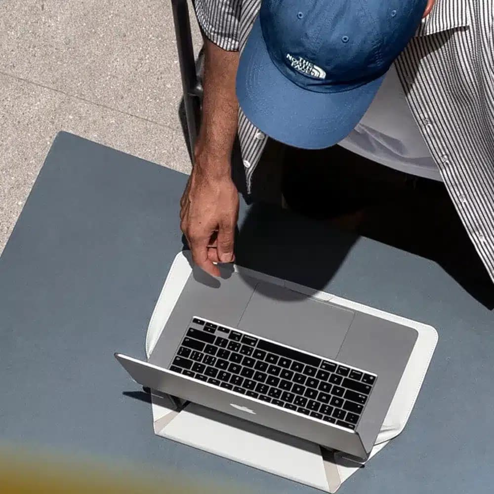 کاور و استند لپ‌تاپ ۱۴ اینچی مافت مدل MOFT Laptop Carry Sleeve – رنگ مشکی — تصویر ۴