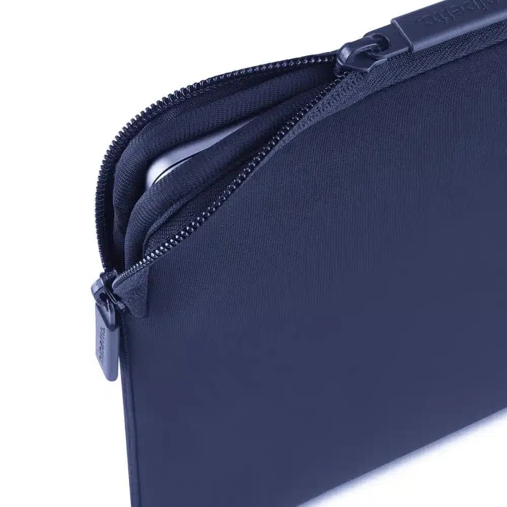 کاور لپ تاپ ۱۳ و ۱۴ اینچ پیپتو مدل Pipetto Classic Fit Sleeve رنگ آبی تیره — تصویر ۳