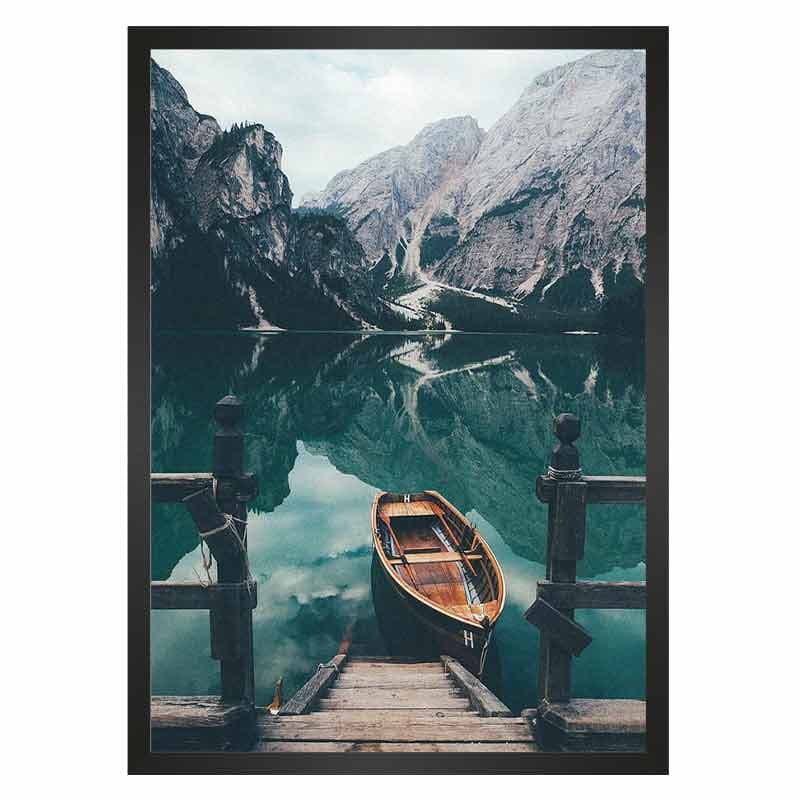 تابلو قایق در دریاچه کوهستانی
