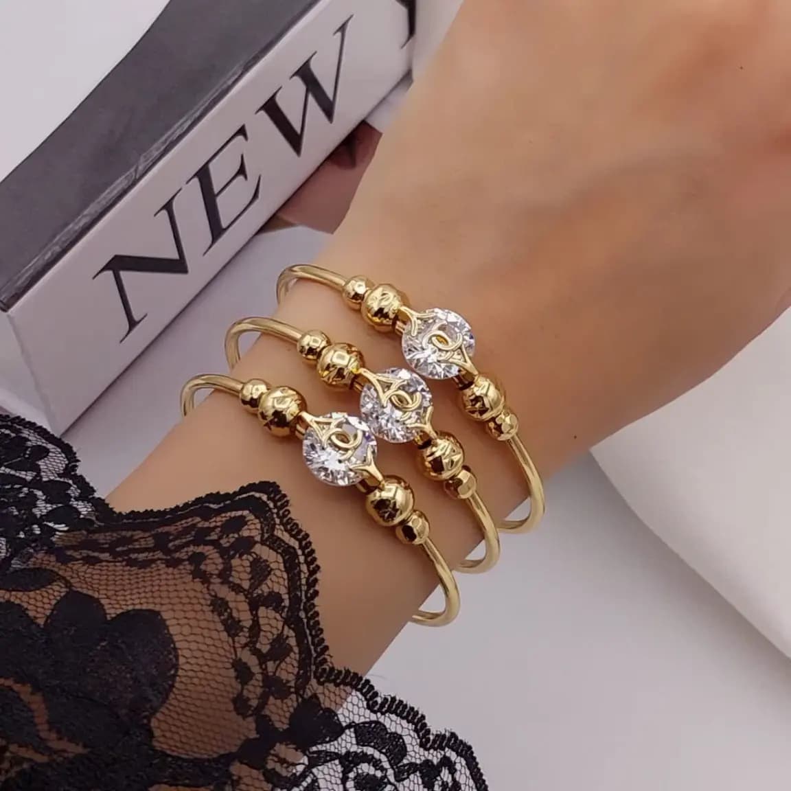 دستبند طرح شنل (Chanel) آبکاری طلا؛ شیک، ضد حساسیت و رنگ ثابت