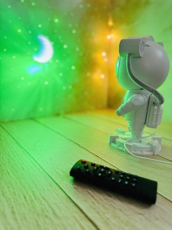 اسپیکر بلوتوثی چراغ دار کهکشانی طرح فضانورد کد 2848