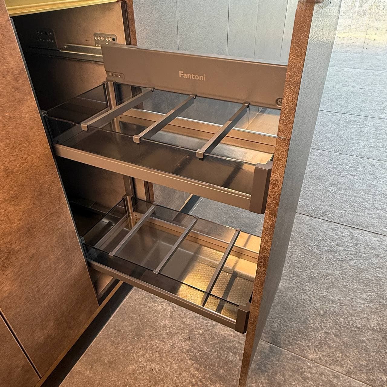 سوپر جا بطری زیر صفحه کریستال دو طبقه متصل به بدنه یونیت عرض 250mm — تصویر ۳